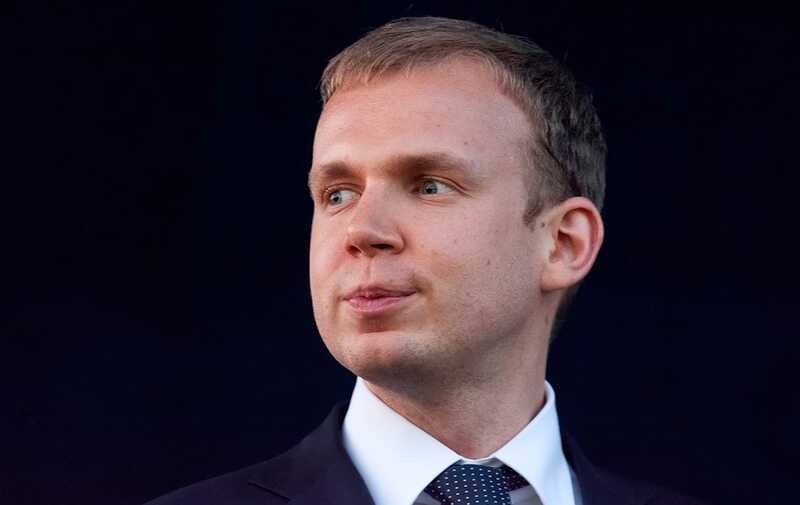 Жителям Патриарших ограничили доступ к парковке у исторического здания: в деле оказался замешан олигарх Сергей Курченко